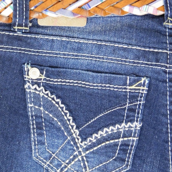 Wallflower Blue Jean Midi Shorts with Belt Size 0 Distressed Low Rise Cuffed NWT - Picture 6 of 7